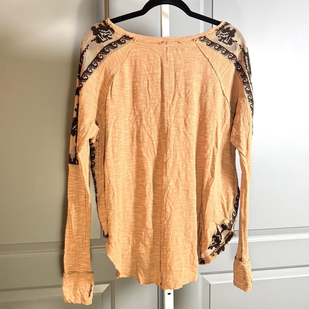 FREE PEOPLE TAN EMBROIDERED LONG SLEEVED BOHO T-SHIRT SZ M - Picture 5 of 5